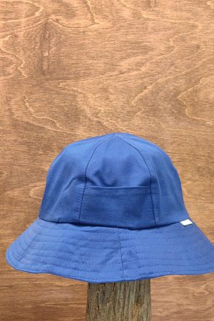 کلاه لبه دار آبی رنگ